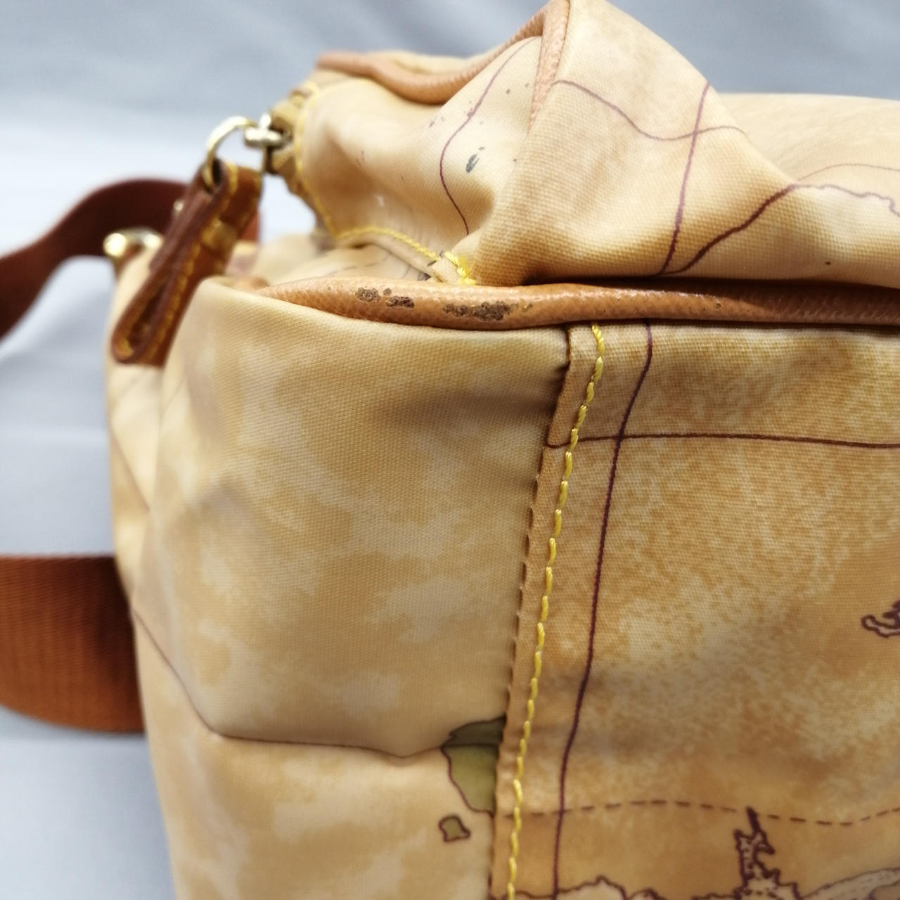 キズがあります。