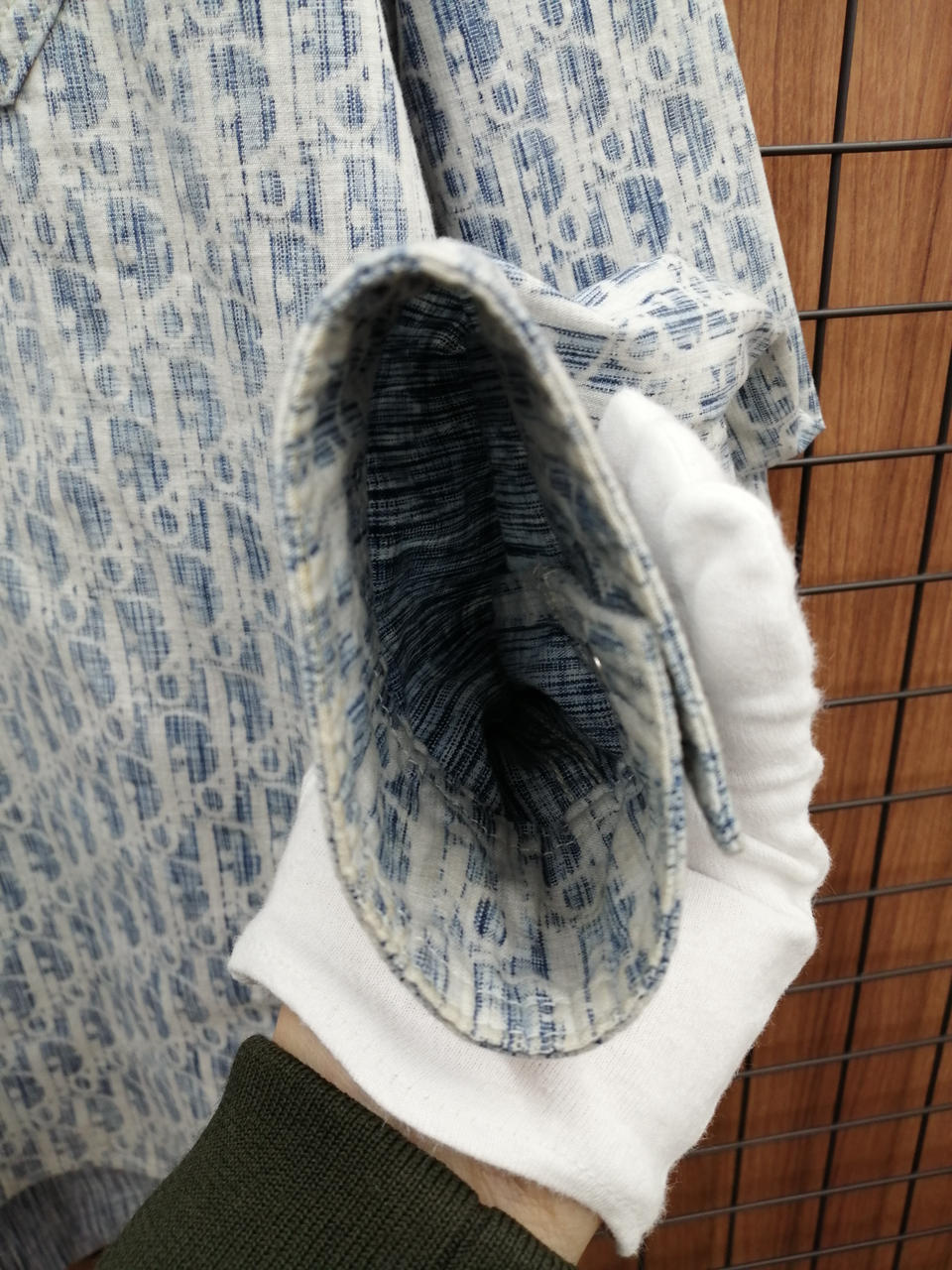 袖口に汚れがあります。