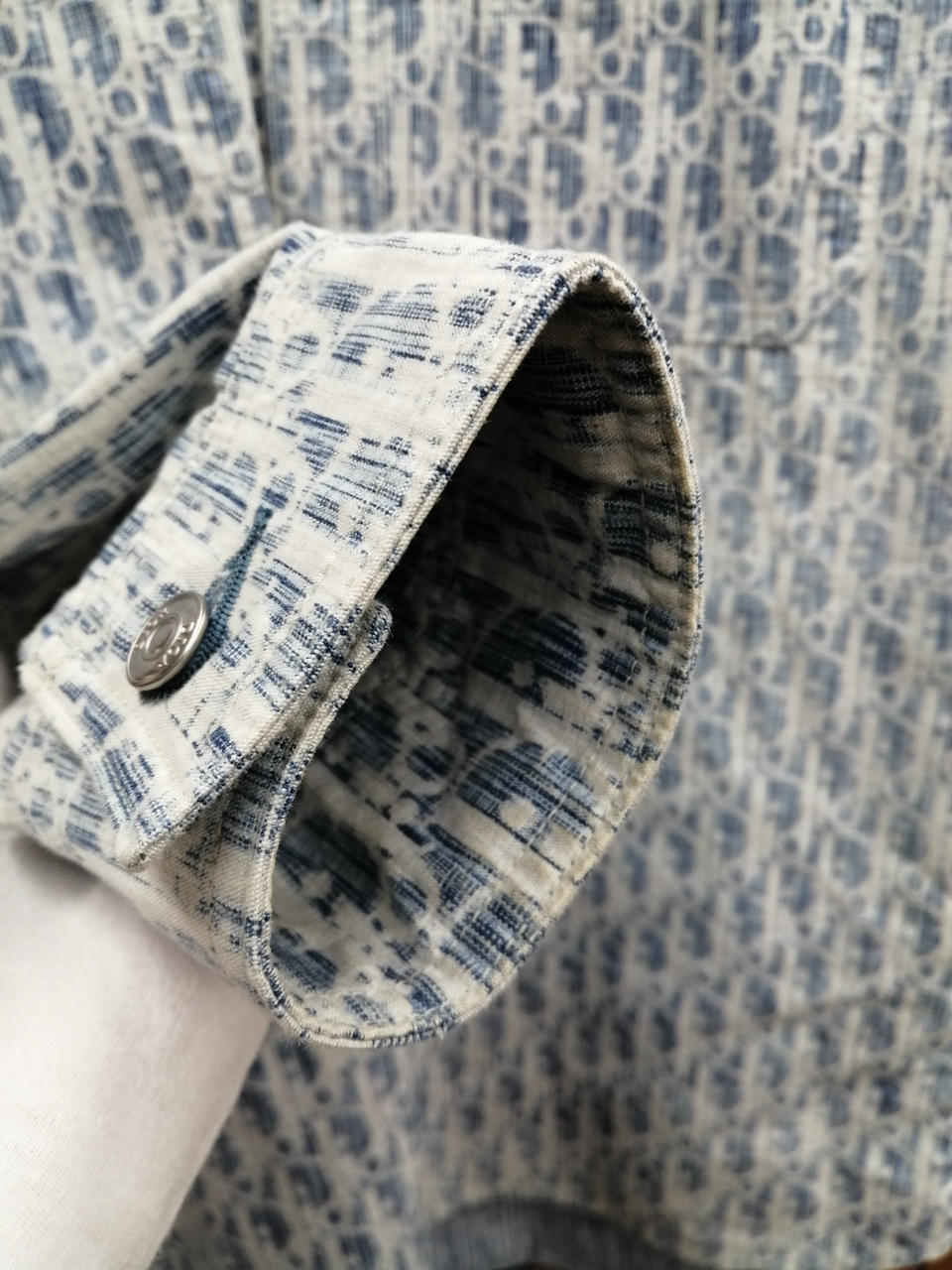 袖口に汚れがあります。