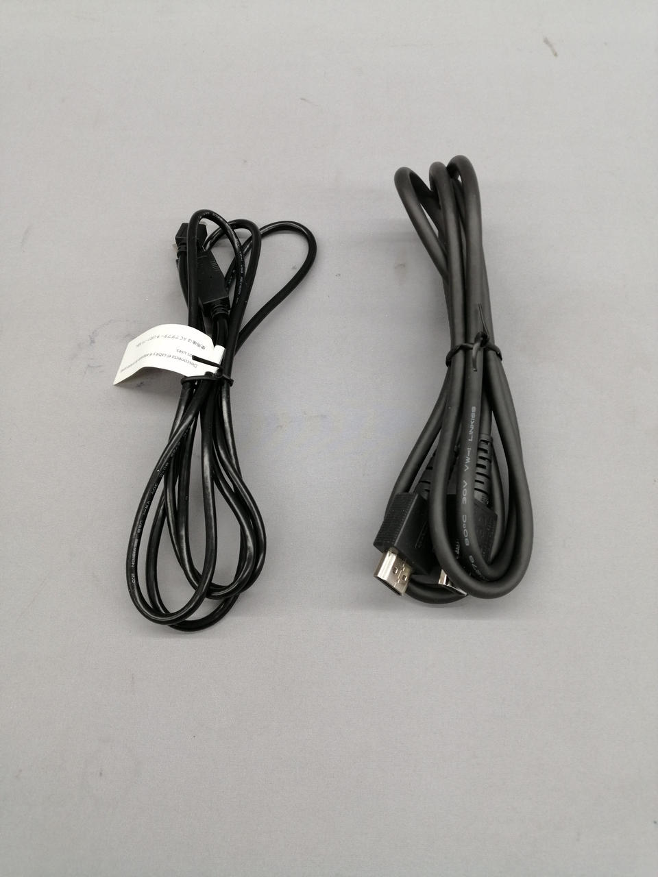 HDMIケーブル、USBケーブル