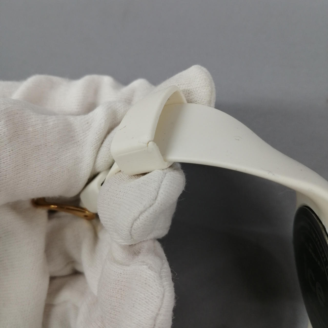 少し割れがあります