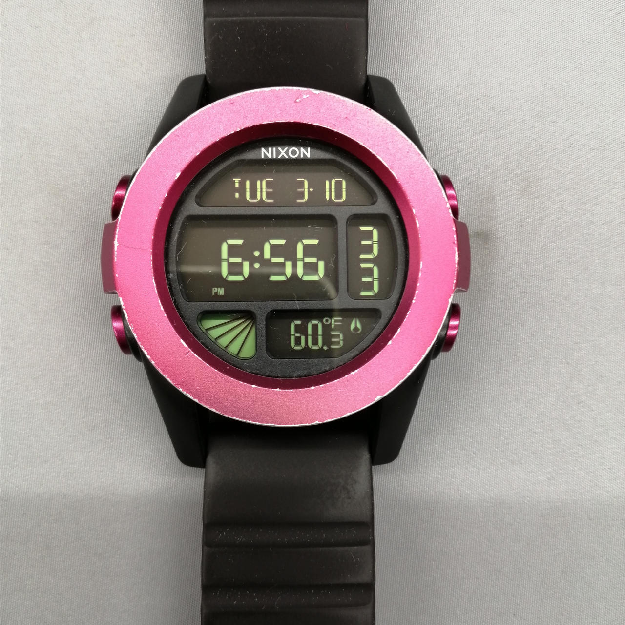 フチにキズが見られます