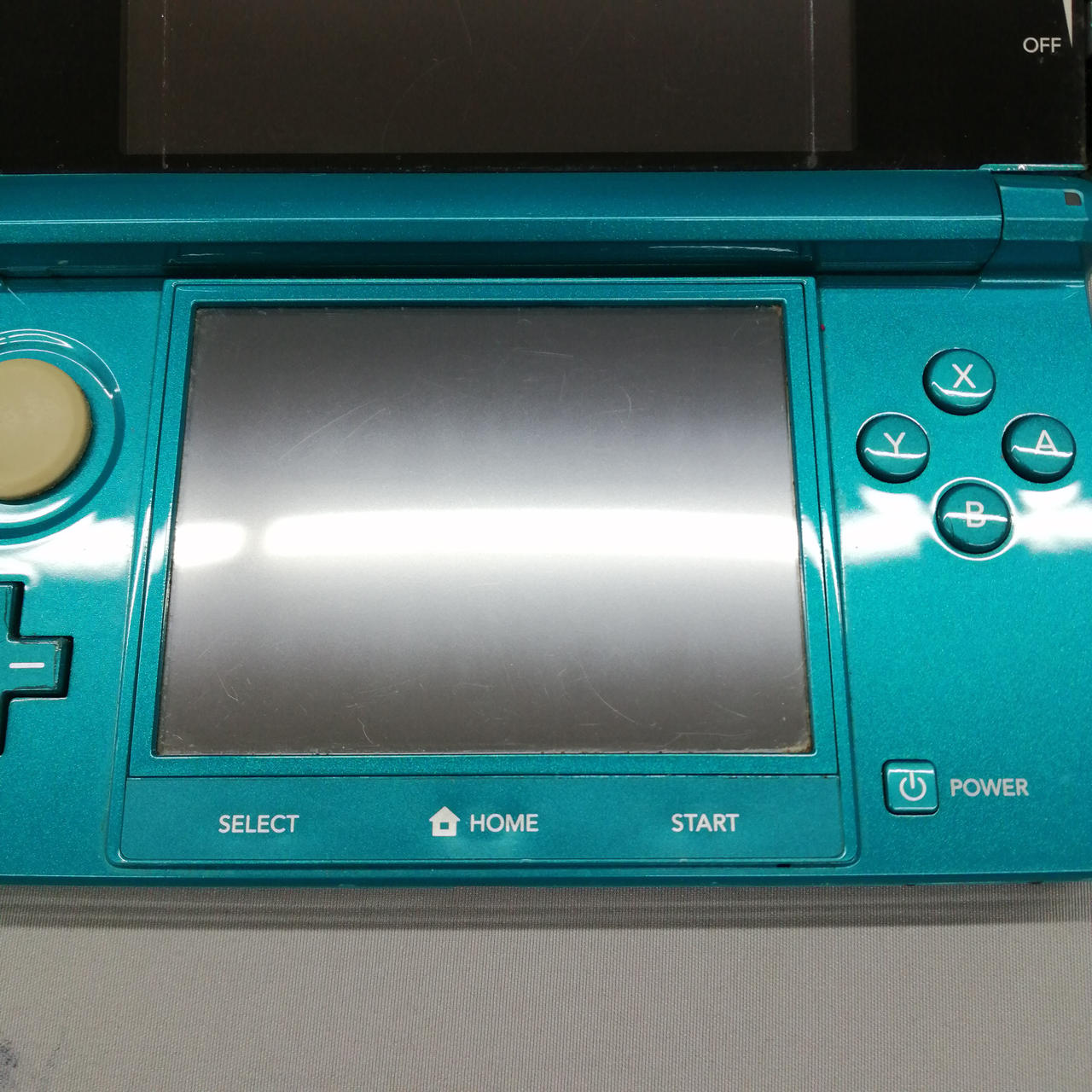 液晶にキズや汚れがあります。