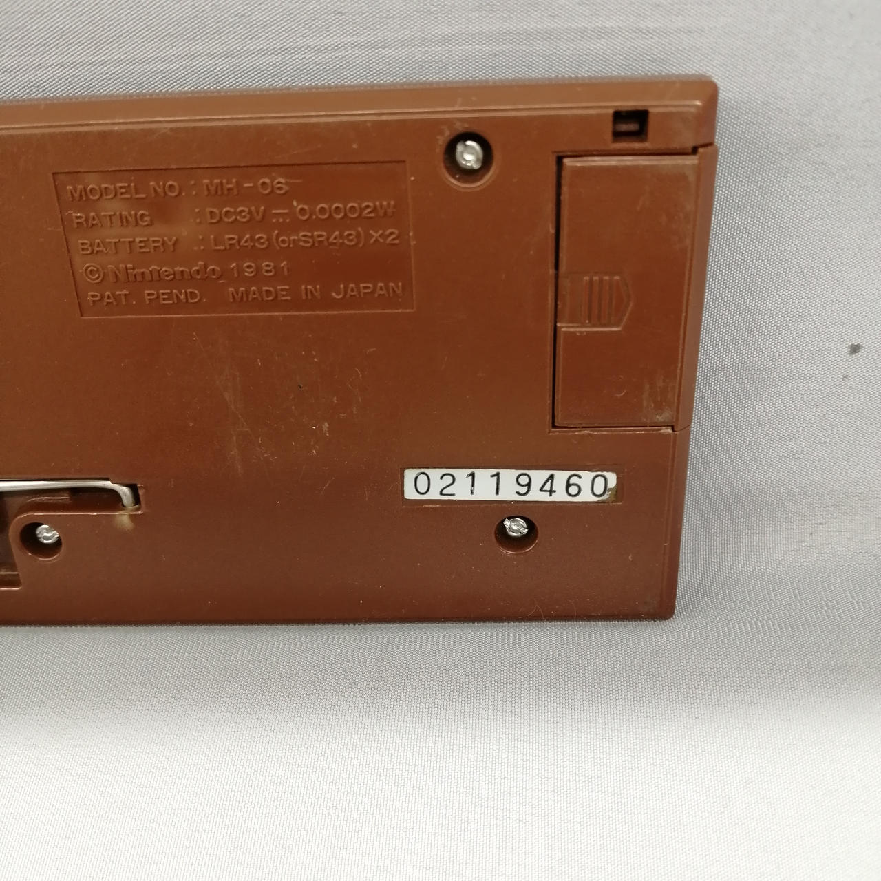 LR43ボタン電池2個必要です。