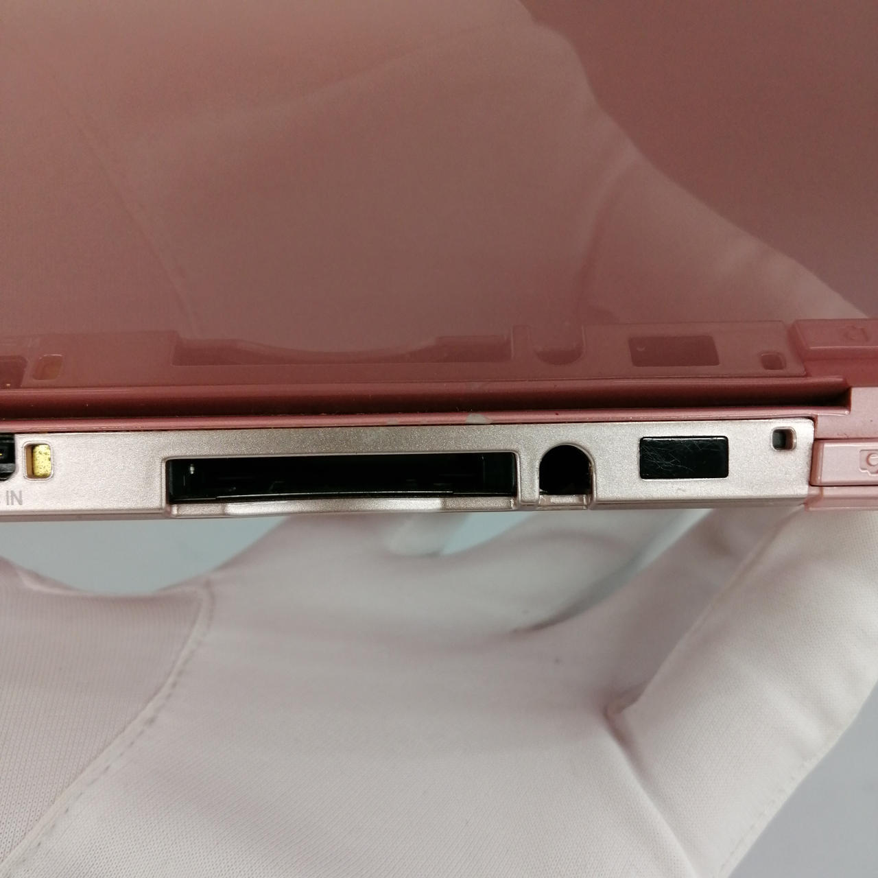 タッチペンは付いてません。