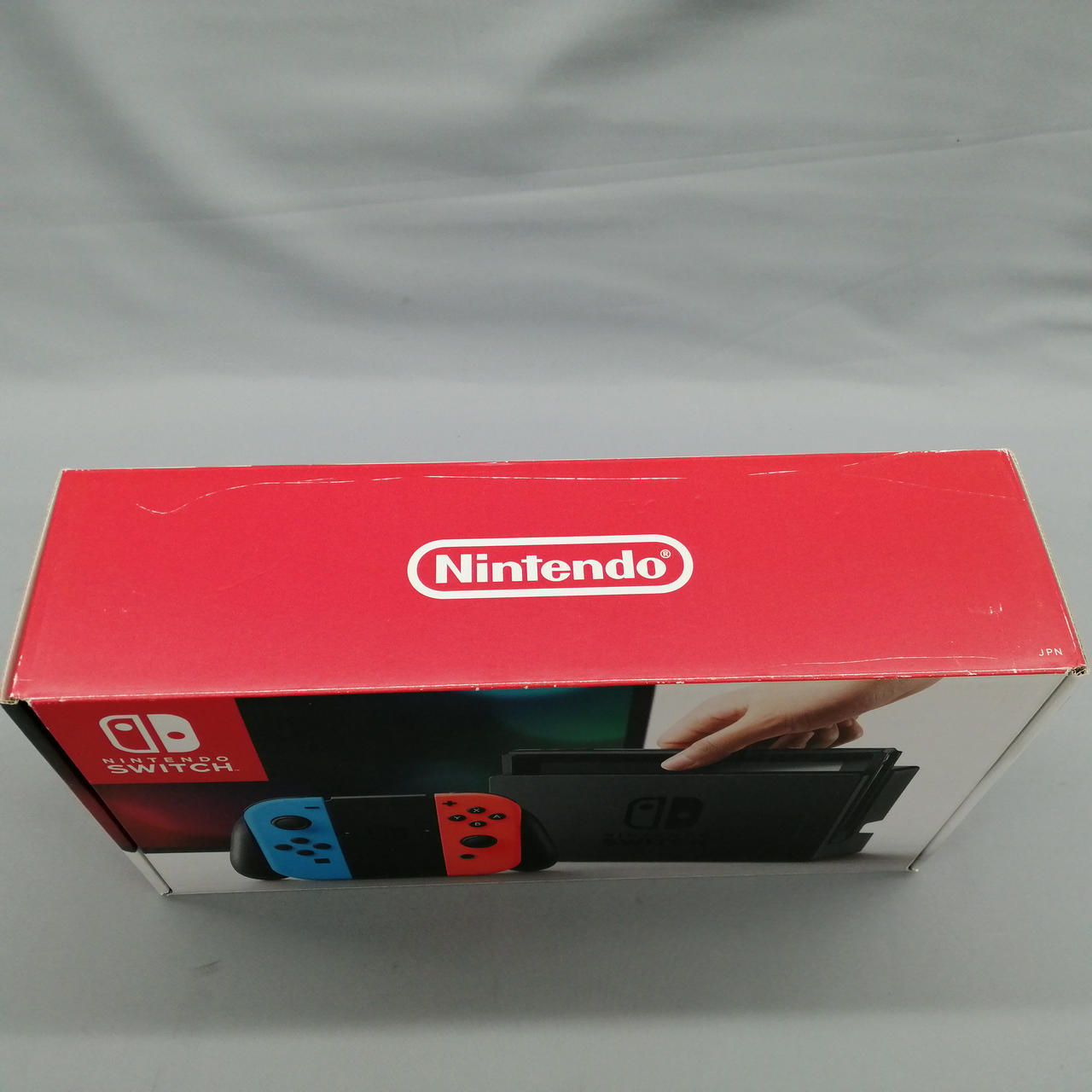 外箱にキズあります。