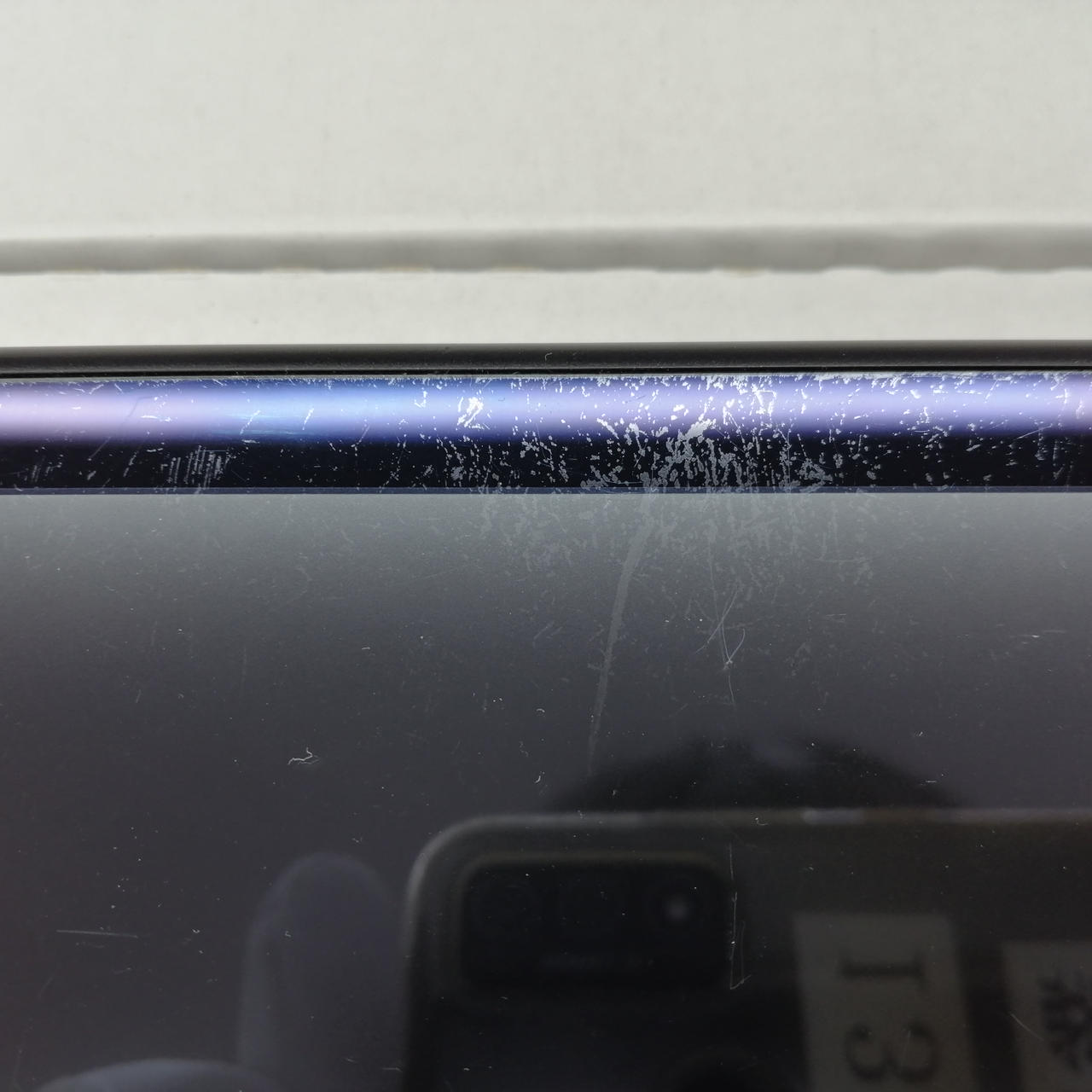 画面保護フィルムにキズあり。