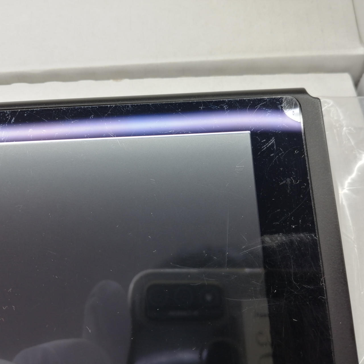 画面保護フィルムにキズあり。