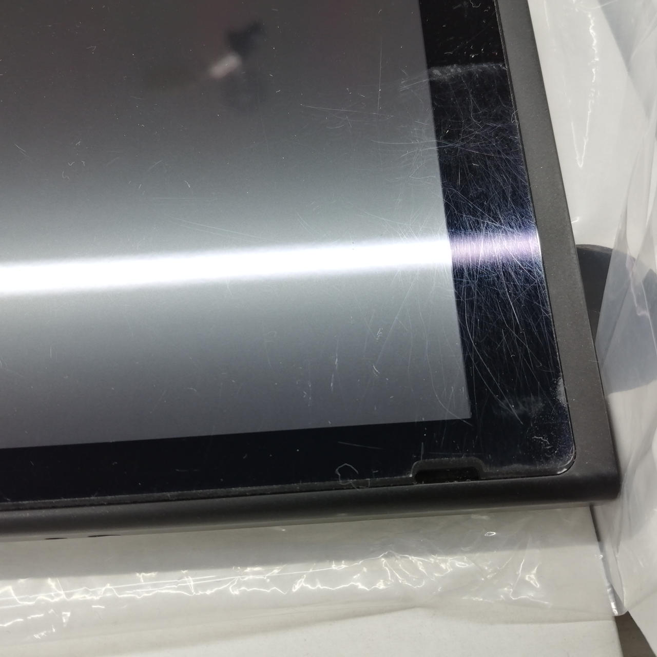 画面保護フィルムにキズあり。