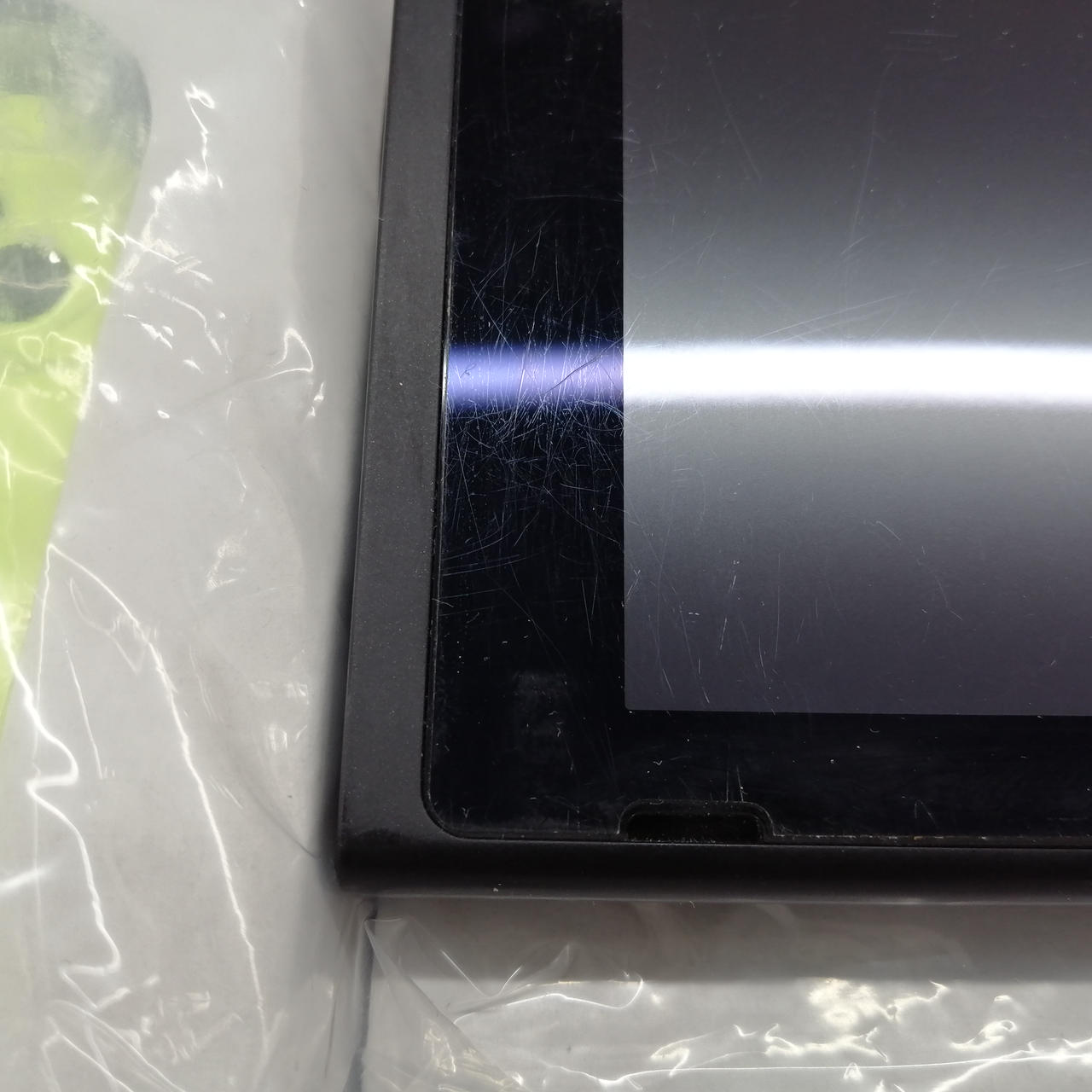 画面保護フィルムにキズあり。