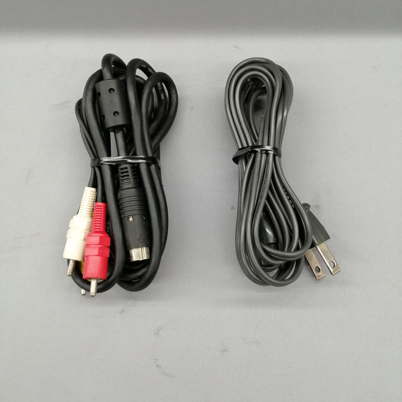 映像ケーブル、電源コード