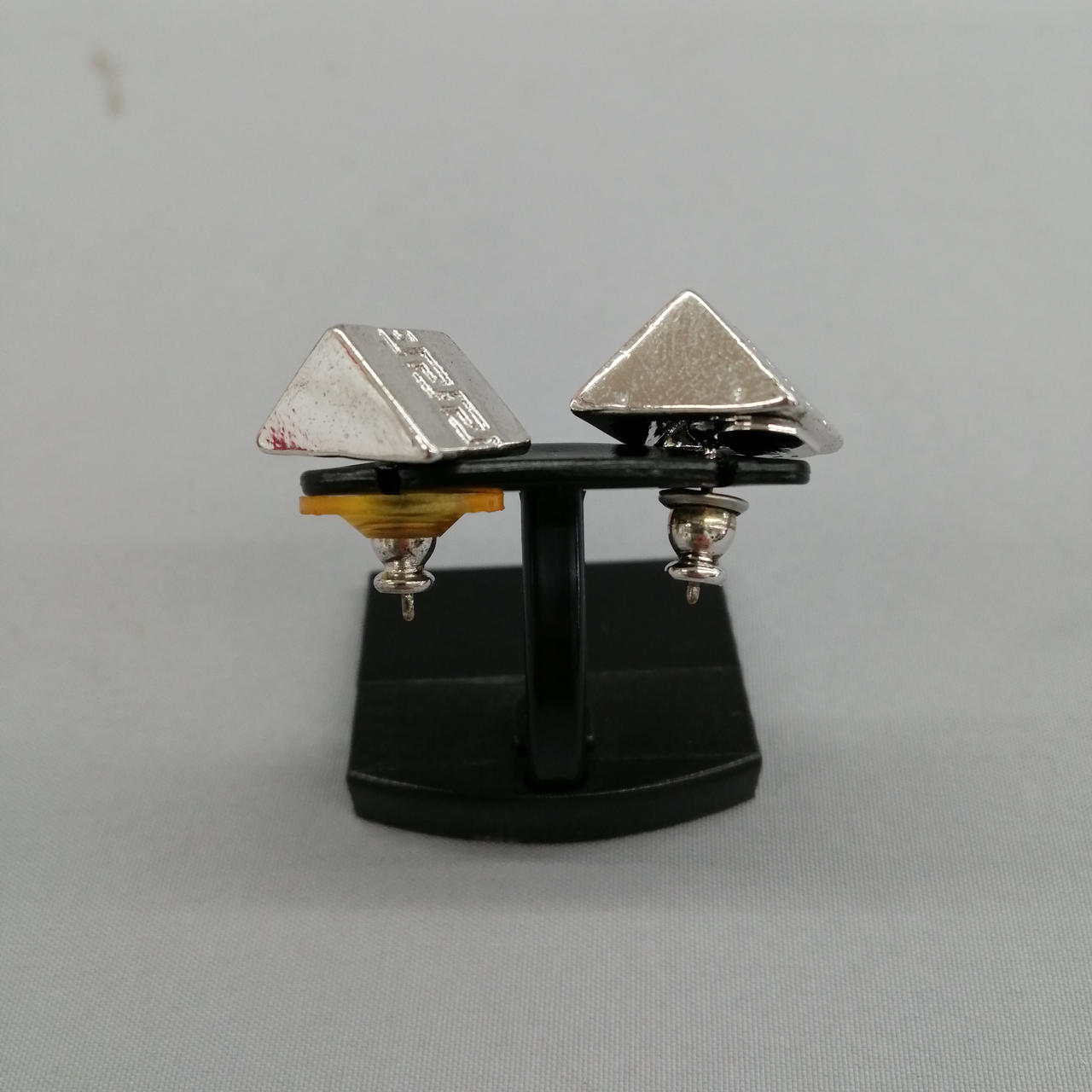 片方の留め具の一部、取れてます。