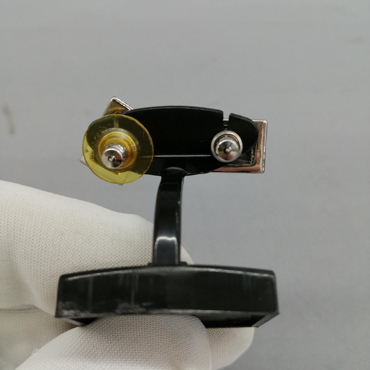 片方の留め具の一部取れてます。