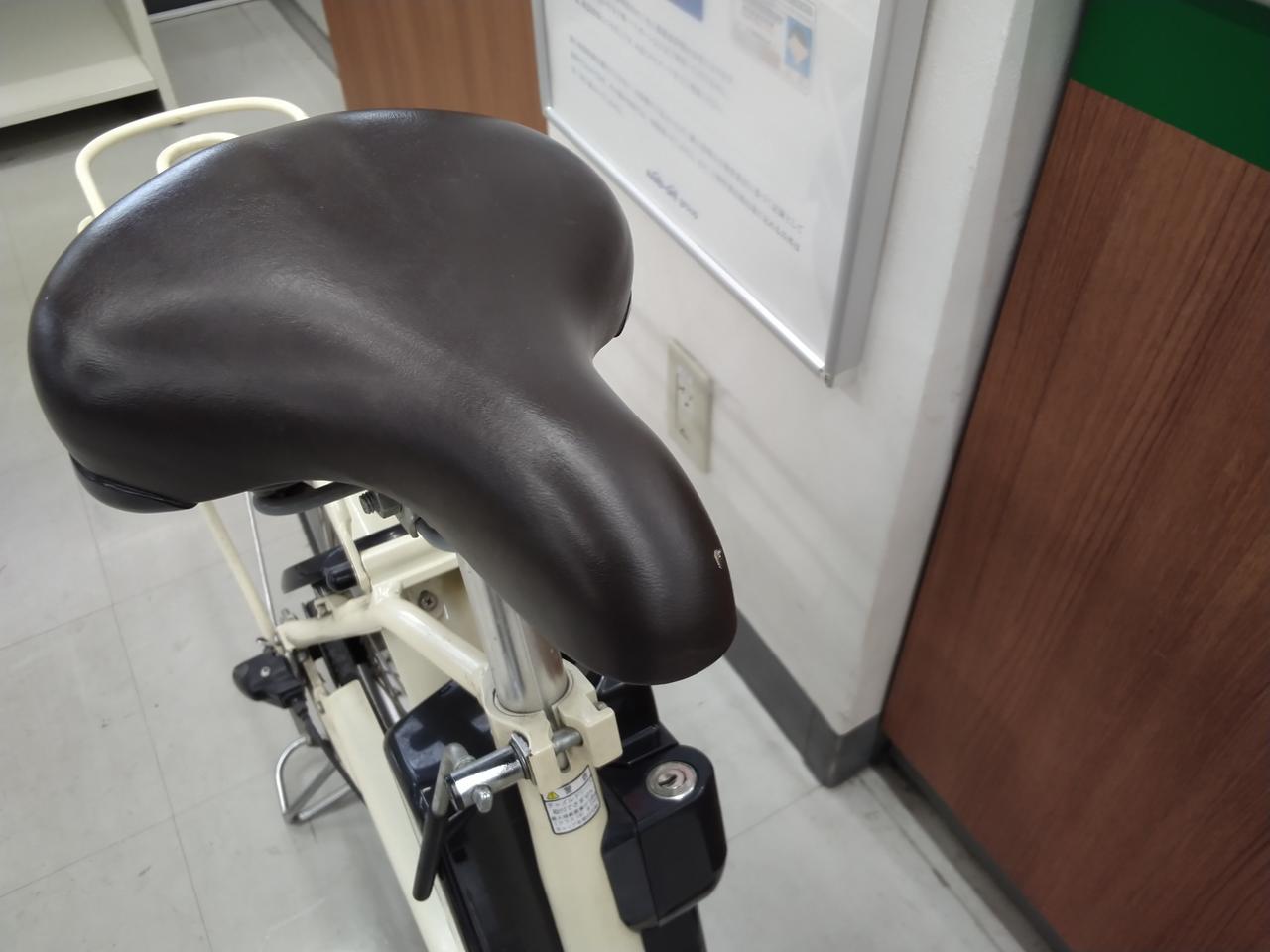 サドルに破れがあります。