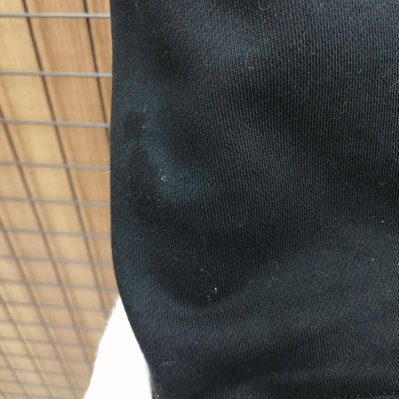 右袖口付近に汚れがあります。