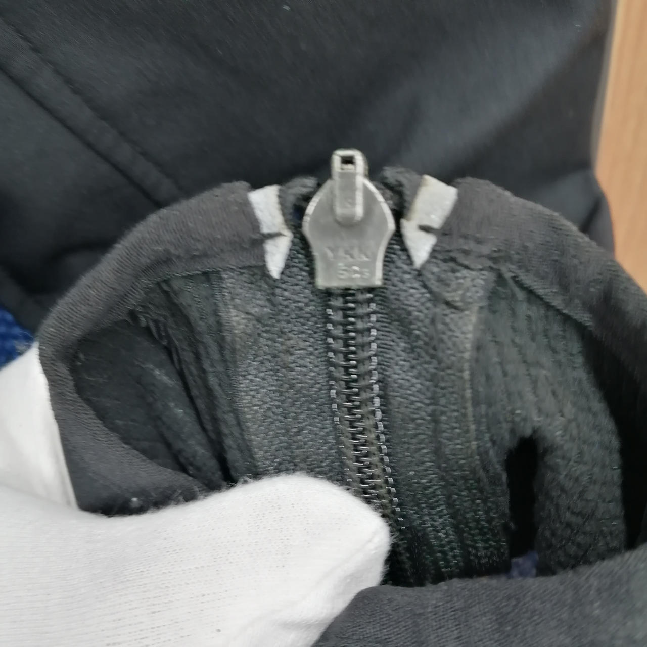 袖口ジッパー青錆あります。