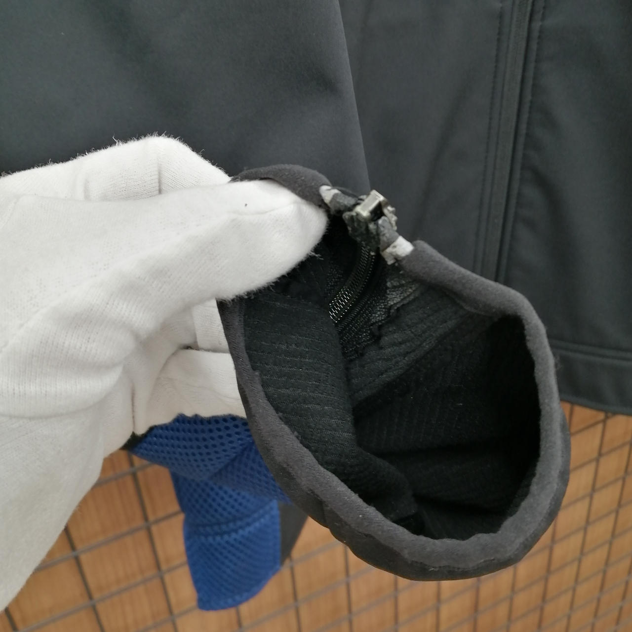 ジッパーの動き硬めです。