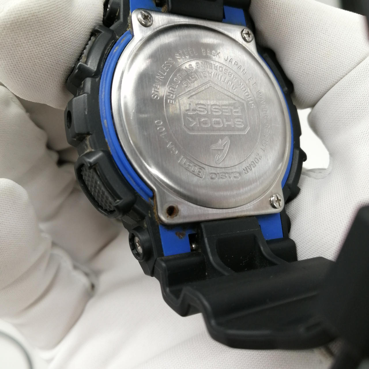 裏蓋のネジ1本欠品。