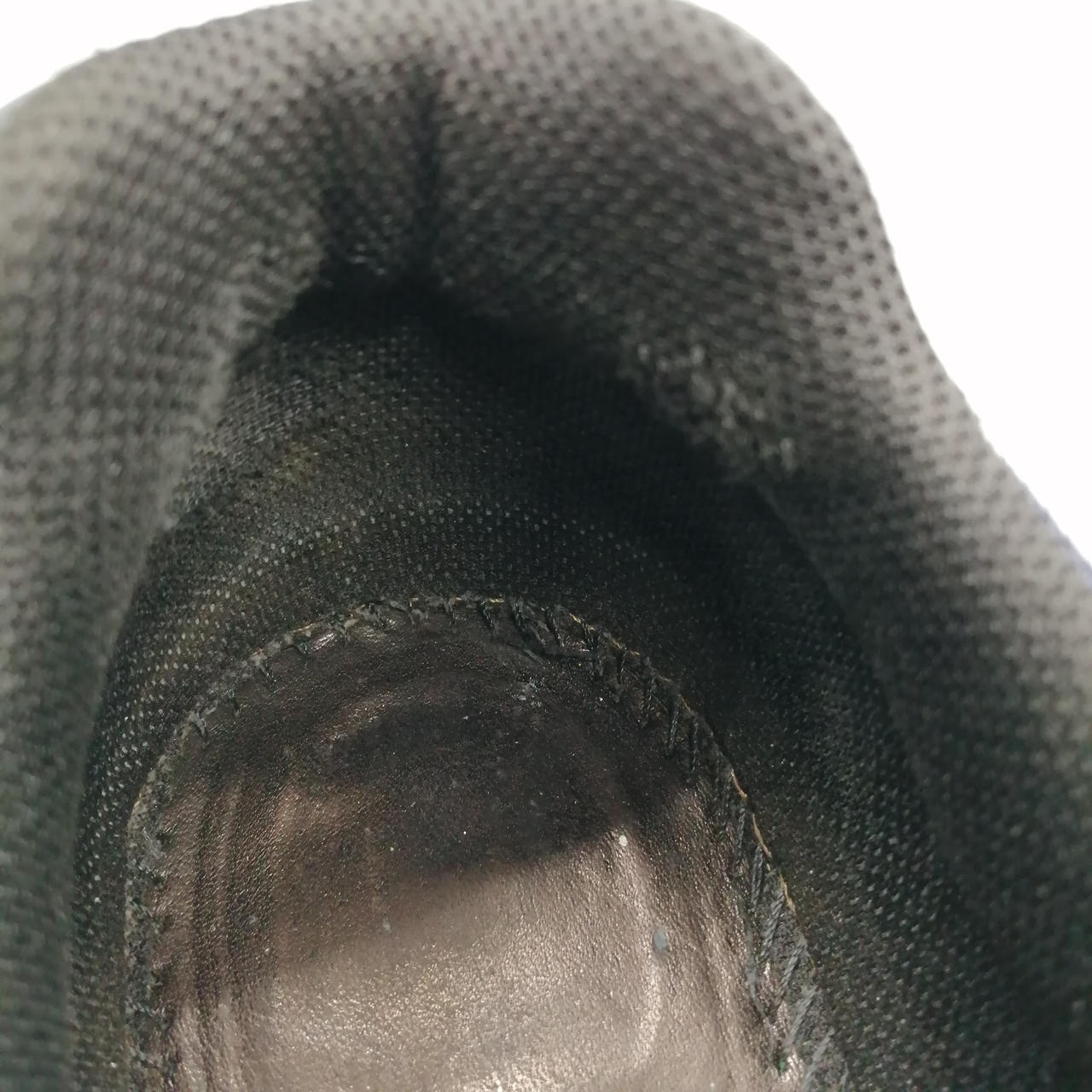 内側のかかと部分が擦れて穴があいてます。