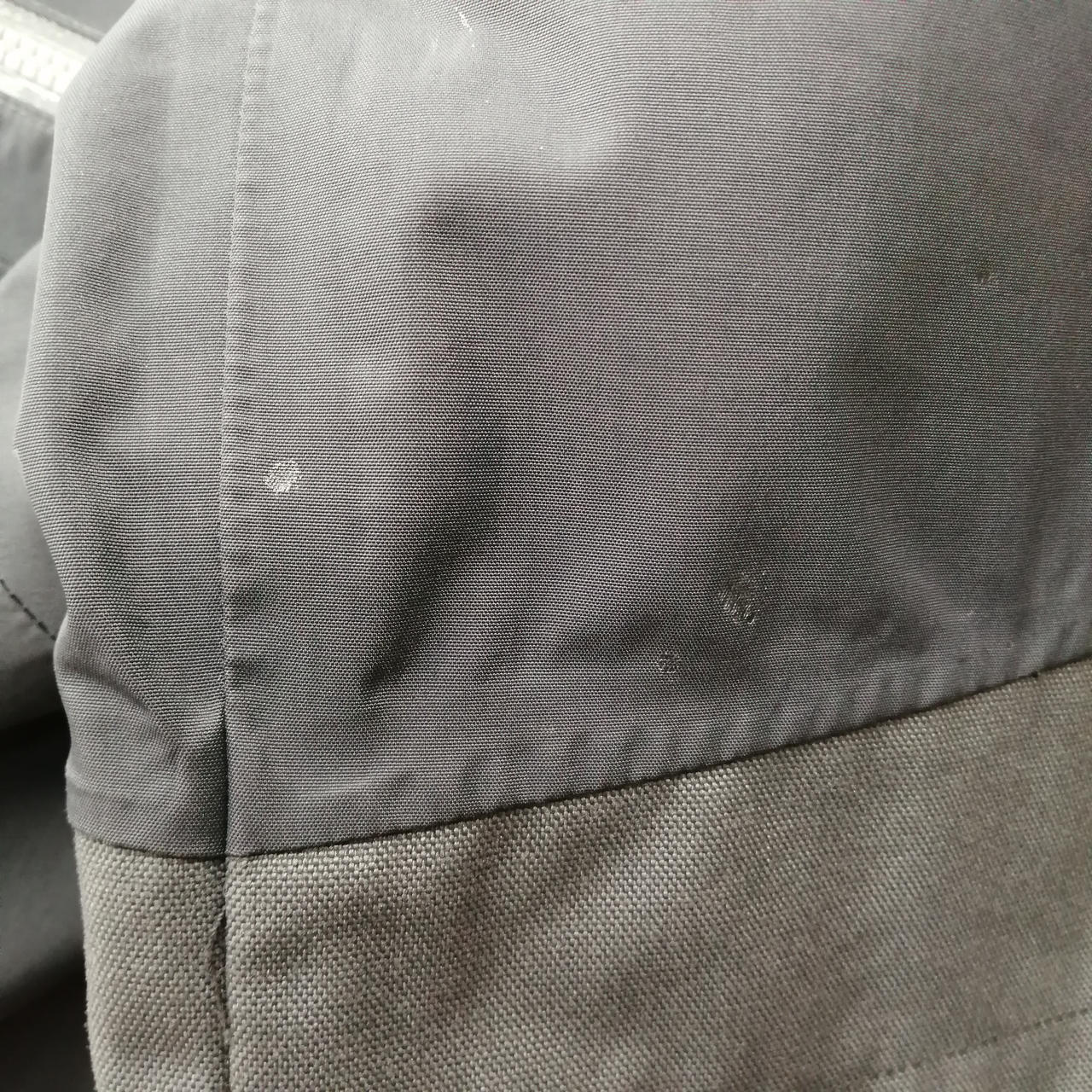 足元に汚れがあります。