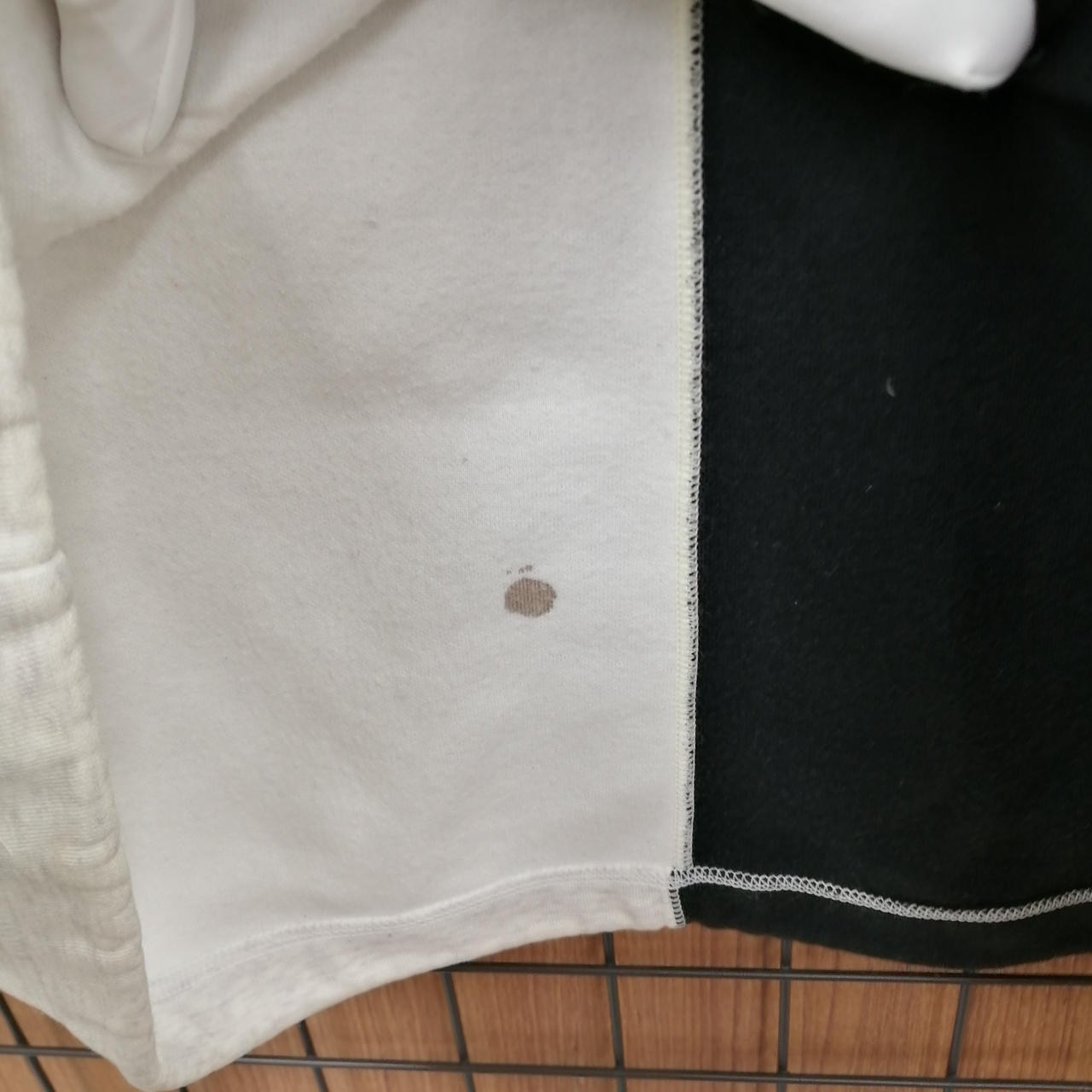 内側にシミ汚れがあります。