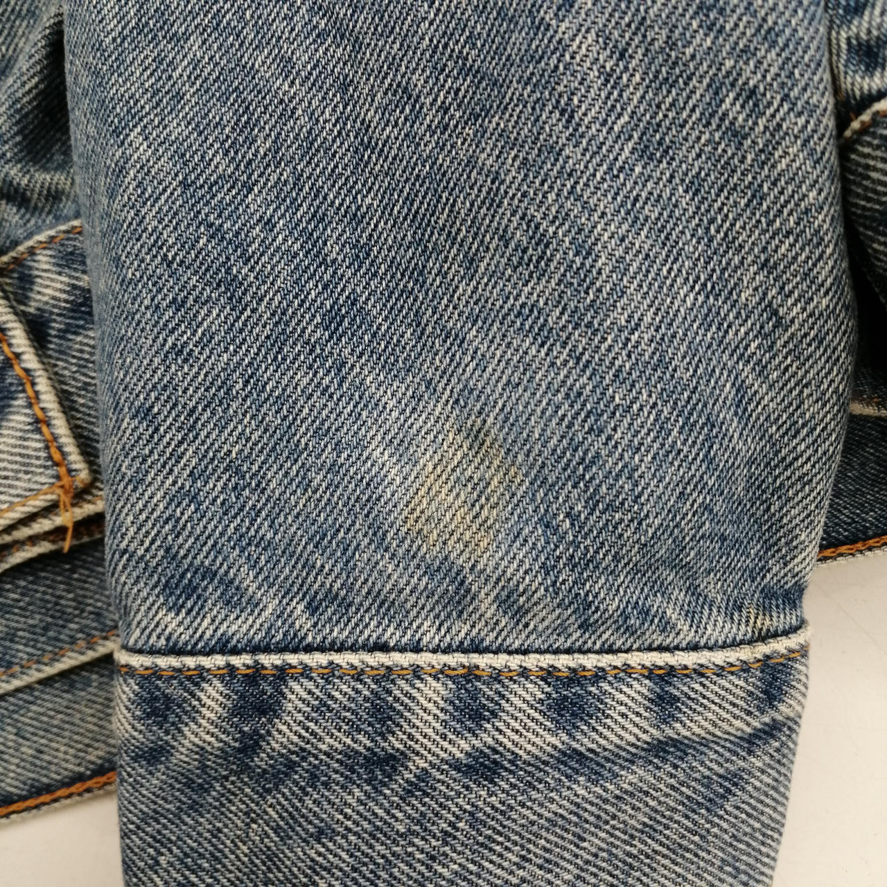 黄ばみ汚れがあります。