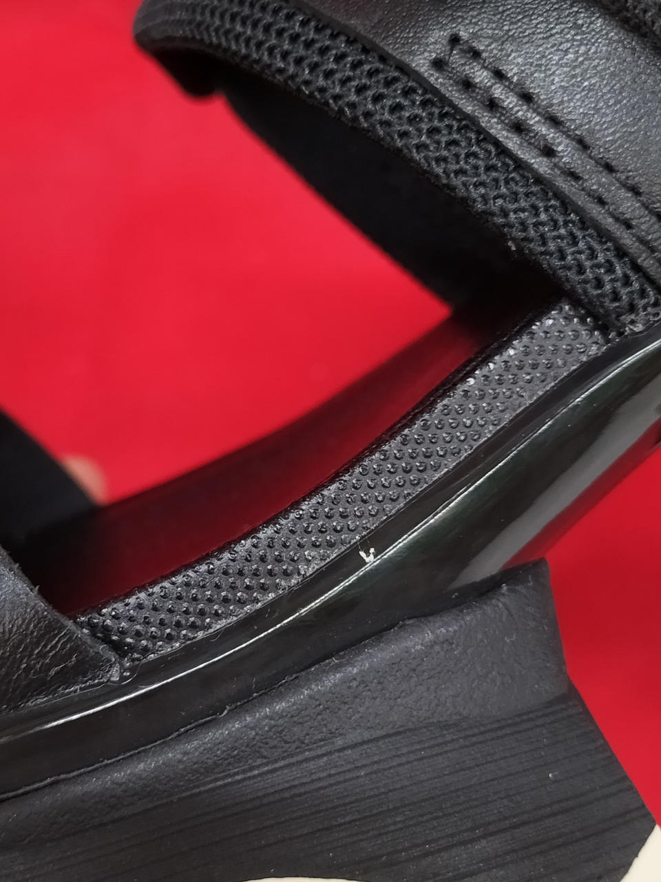 左足外側汚れ付着あり