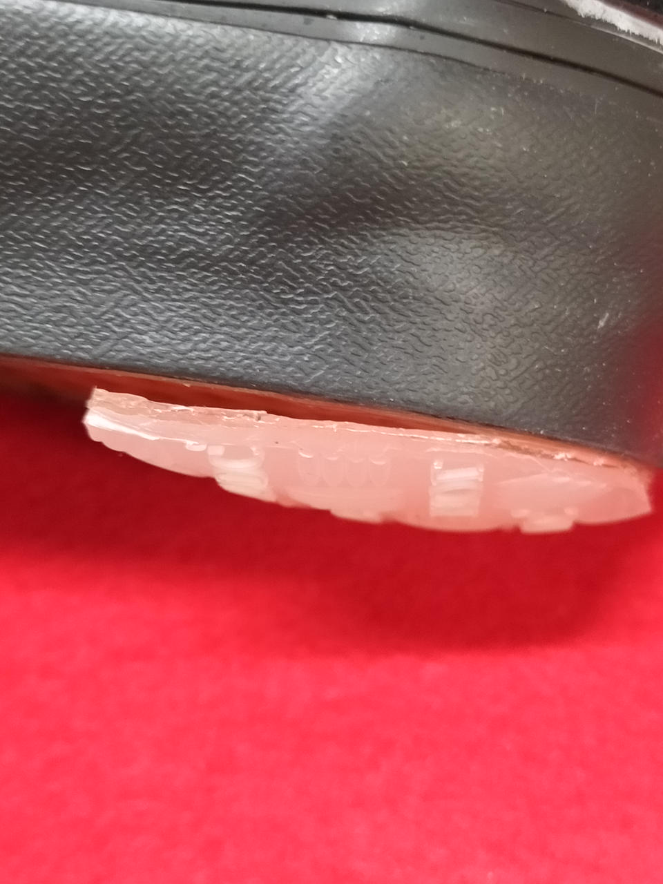 左足側のヒールプロテクター粘着力低下あり