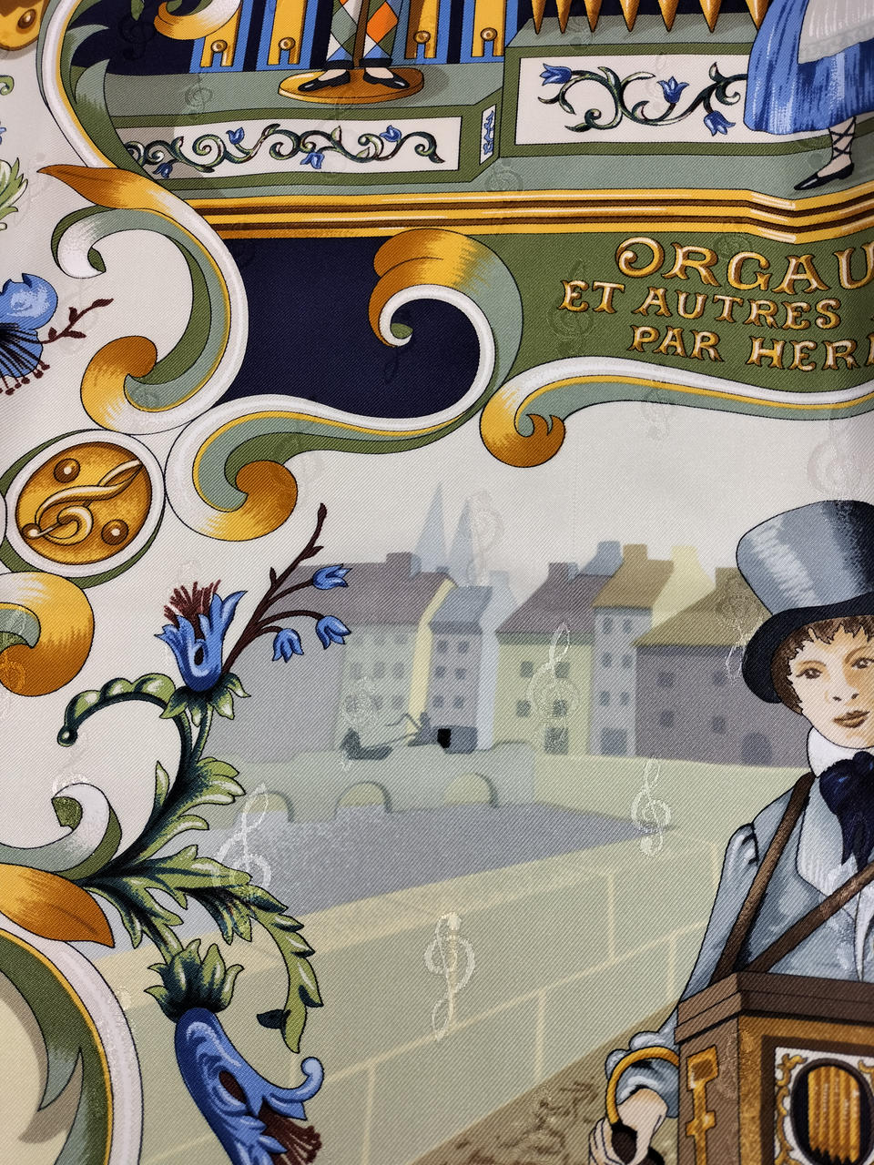 全体に音符の刺繍あり