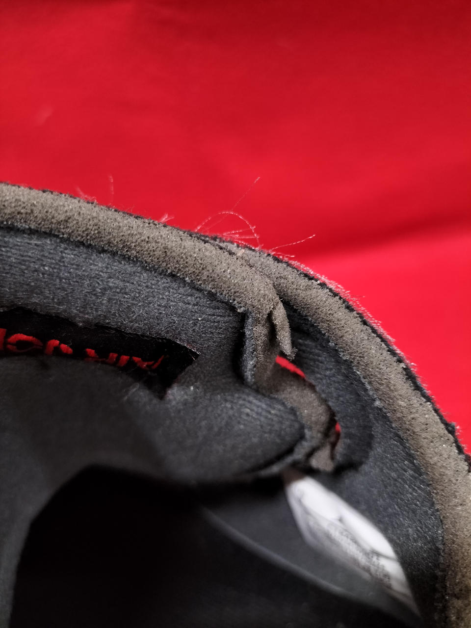 右足側　スポンジ破れあり