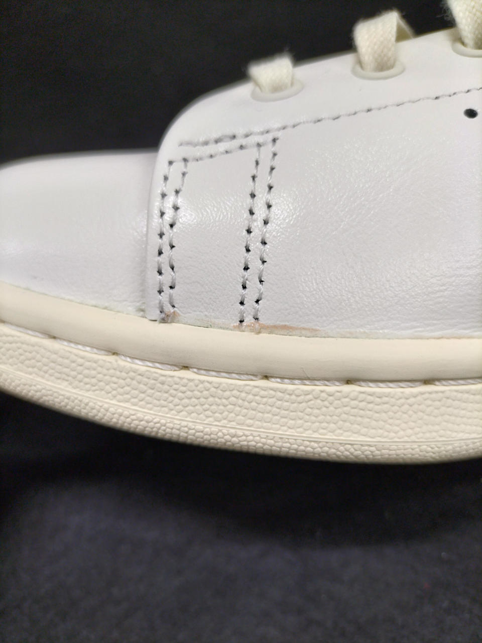 右足側　汚れあり