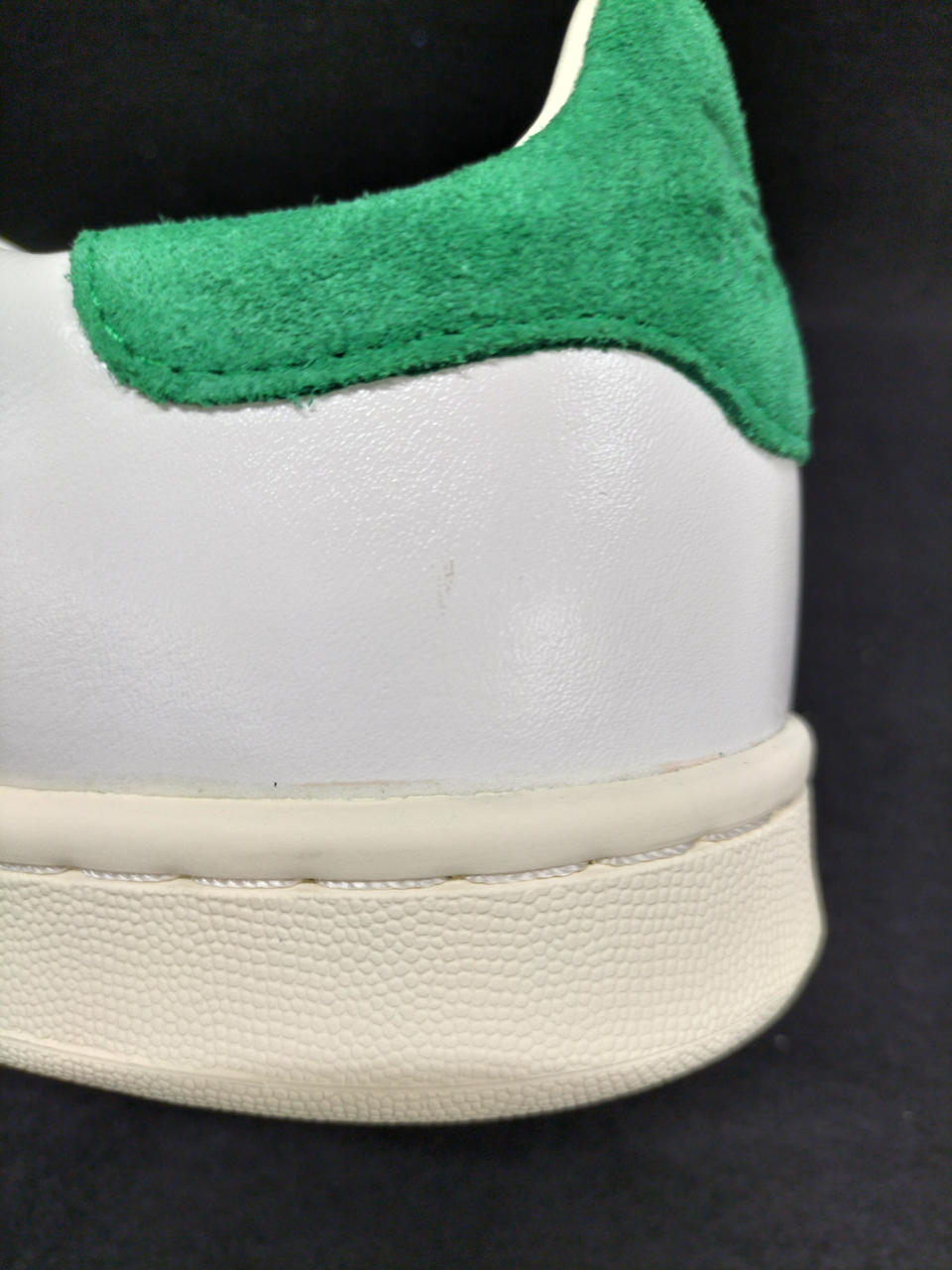 右足側　汚れあり