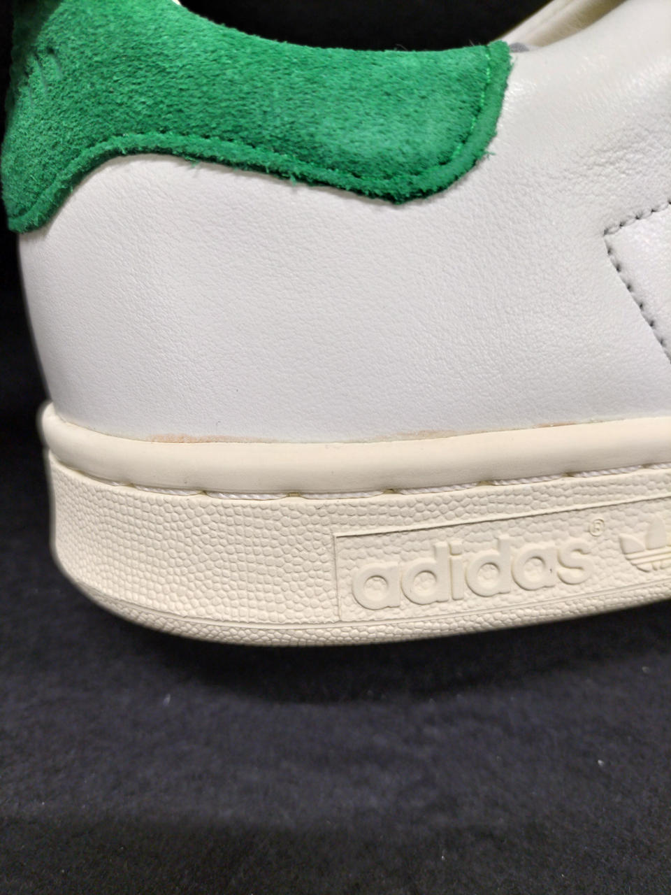 右足側　汚れあり