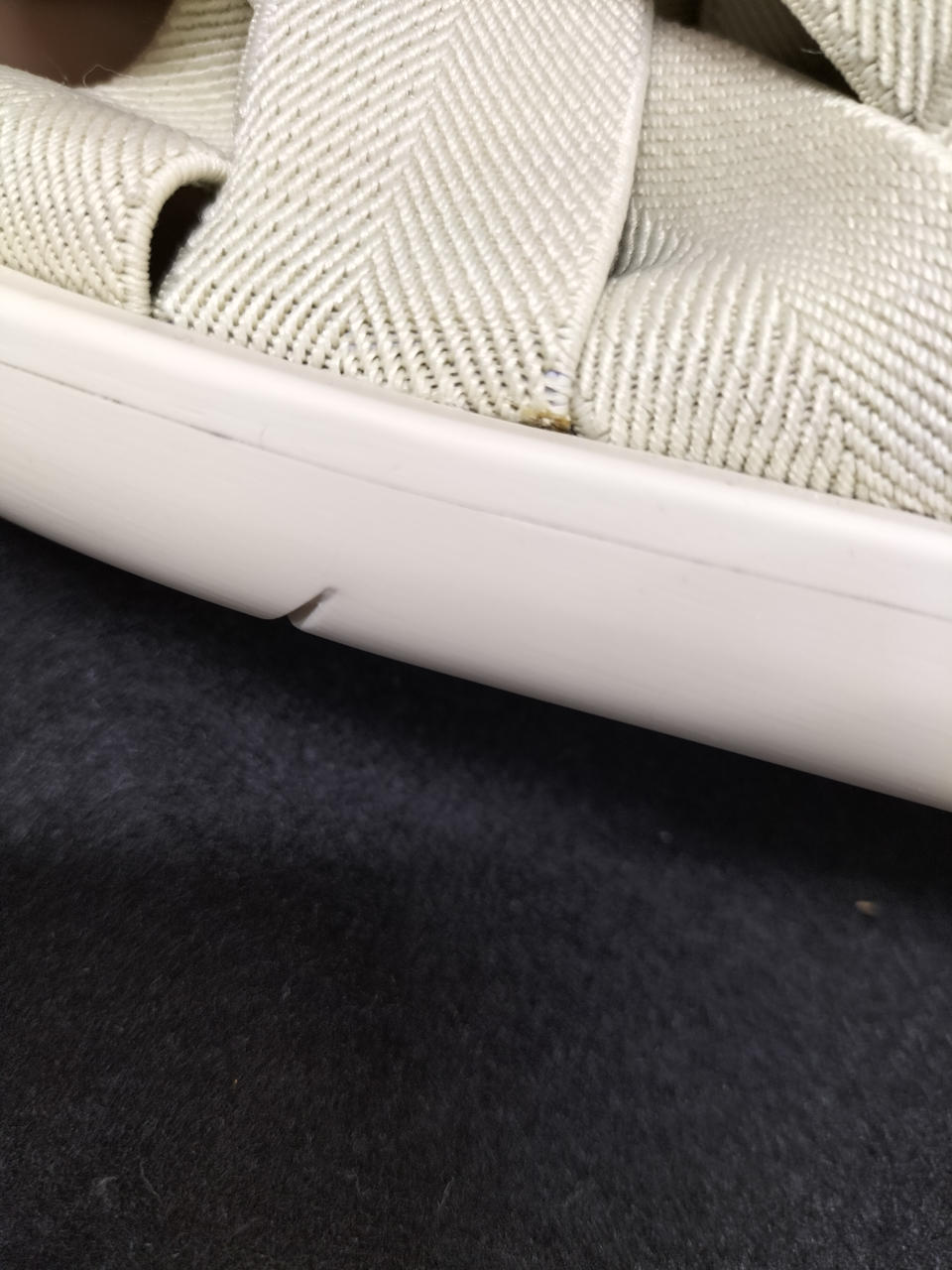 右足側　汚れあり