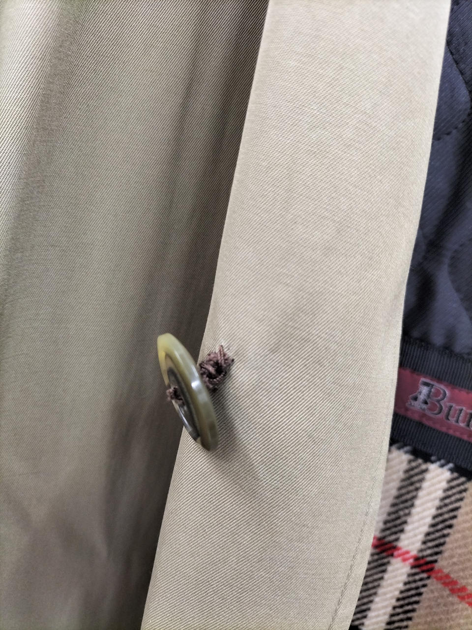 上から3つ目のボタンが緩めです。