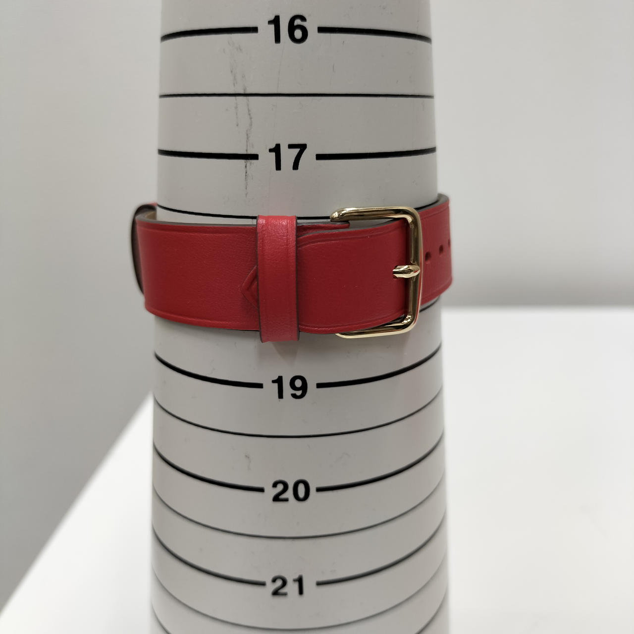 腕周りサイズ最大約18cm