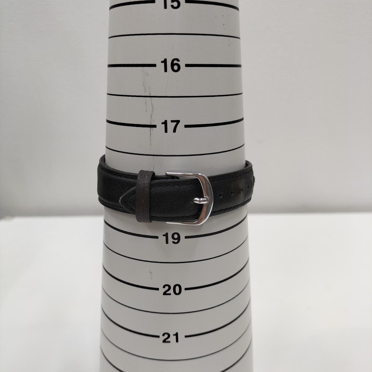 腕周りサイズ最大約18cm