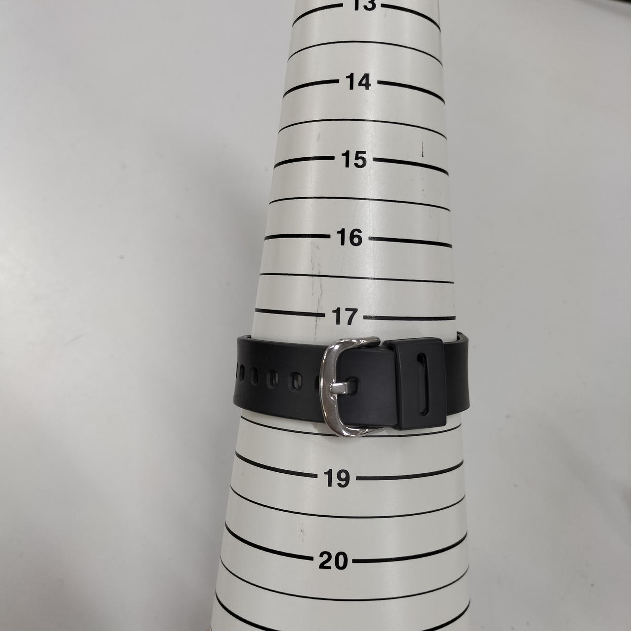 腕周りサイズ最大約18cm