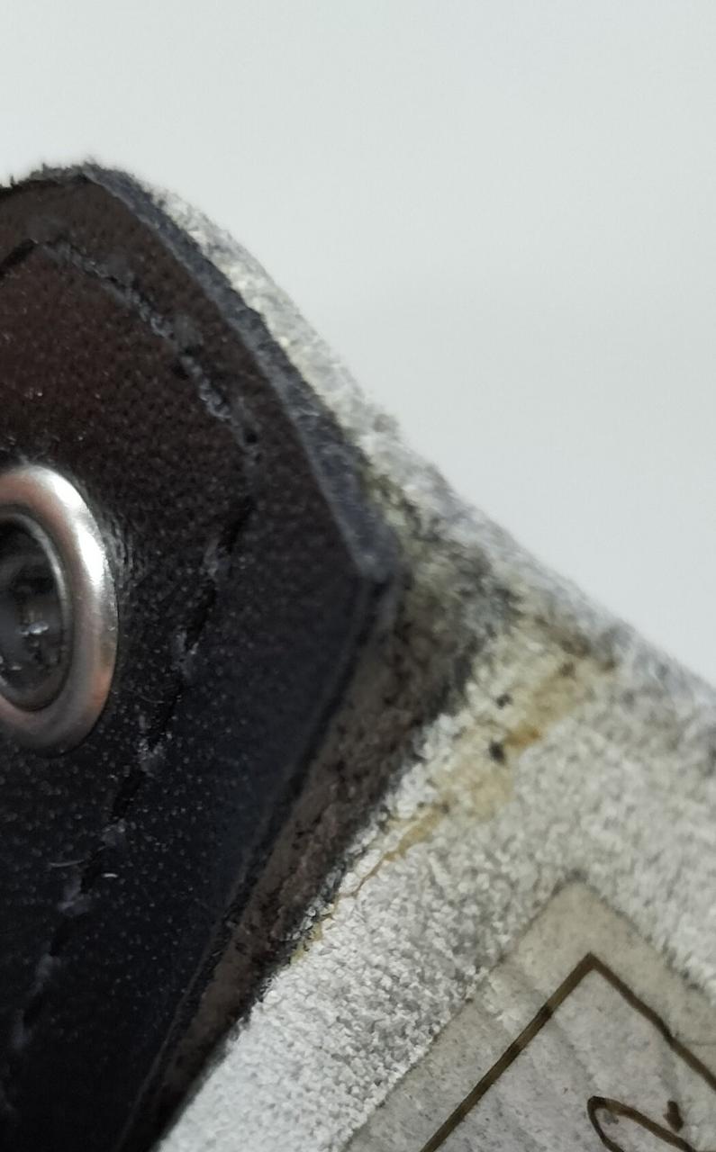 右足側　接着剤劣化あり