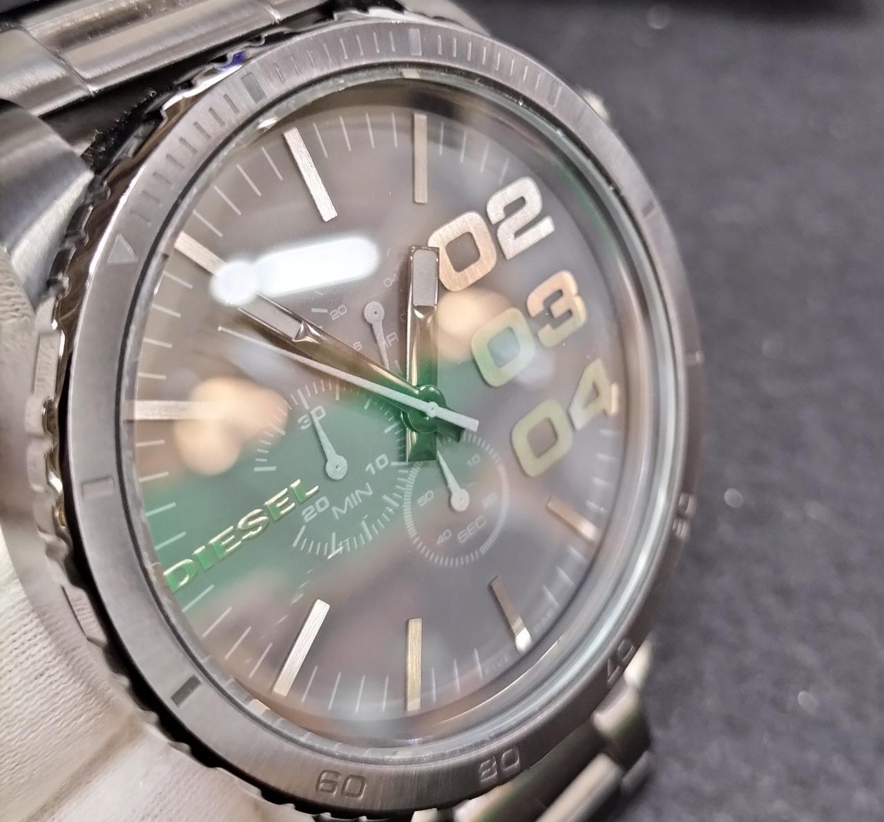 画面左に傷あり