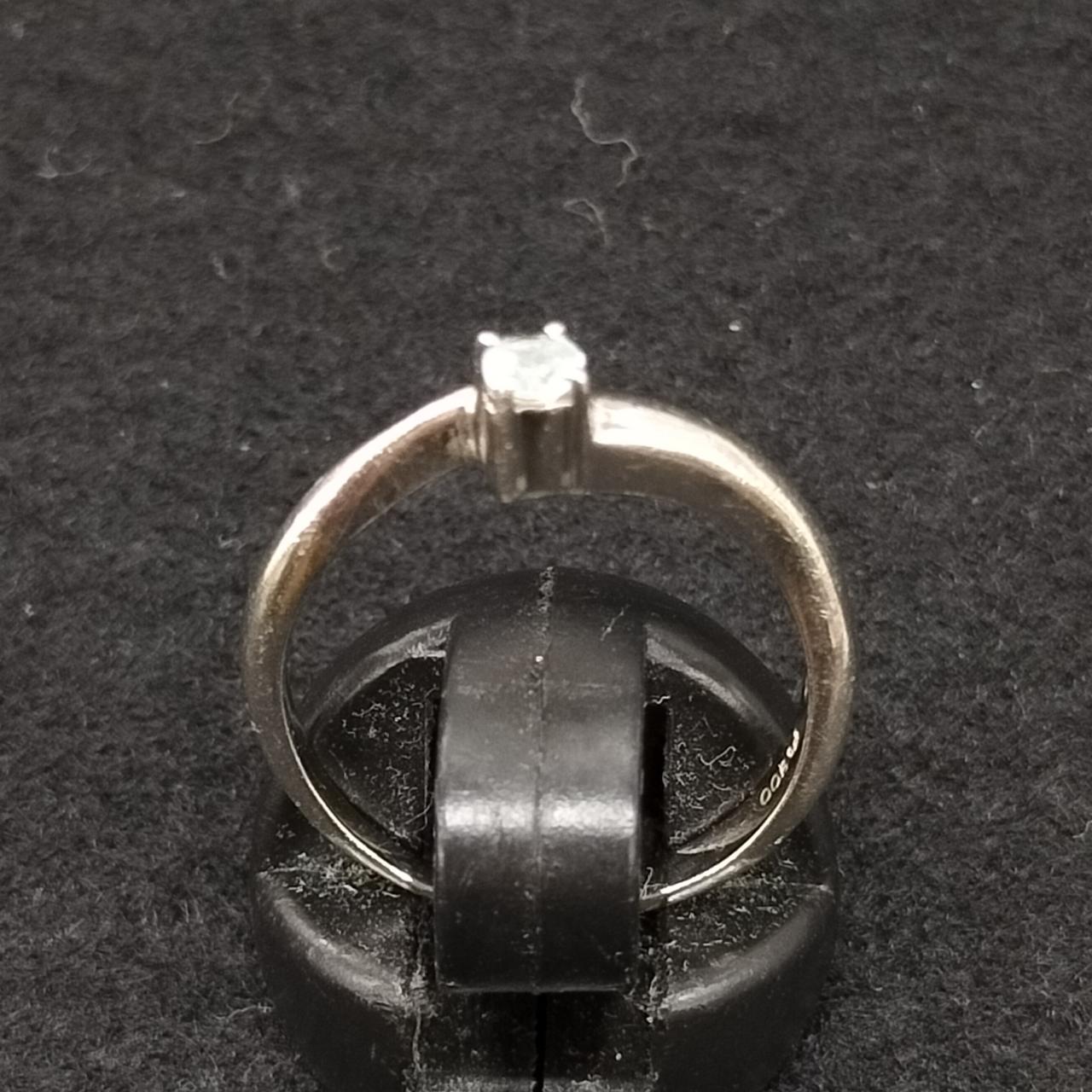 石の色は薄水色です