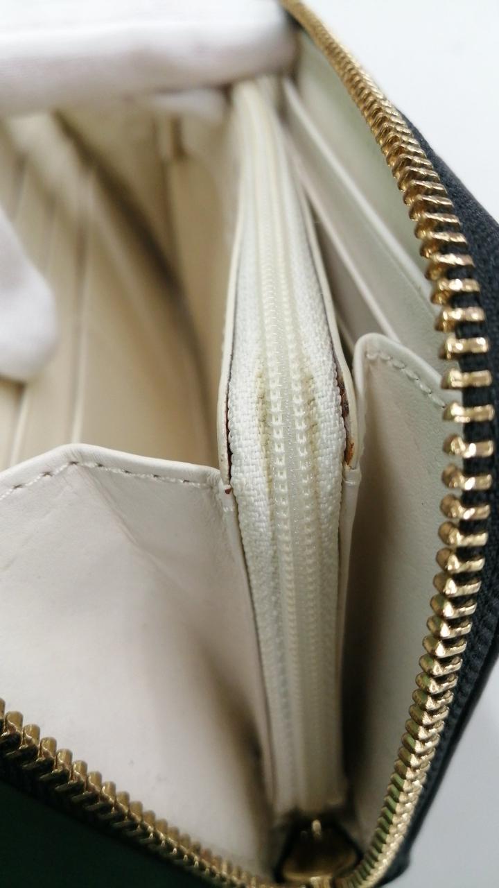 L字型の小銭入れに汚れがあります。