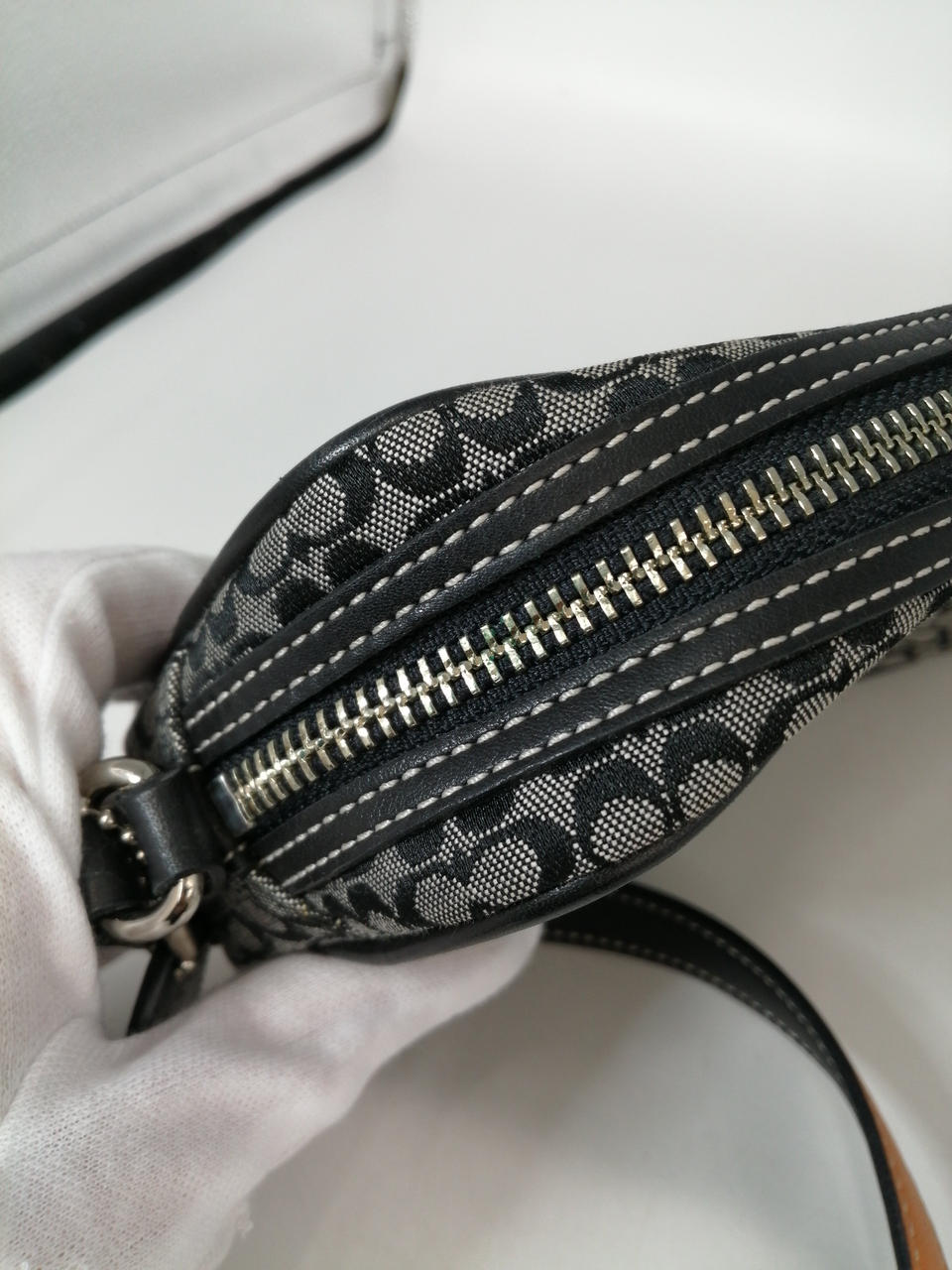 チャック部分に緑色の汚れあり