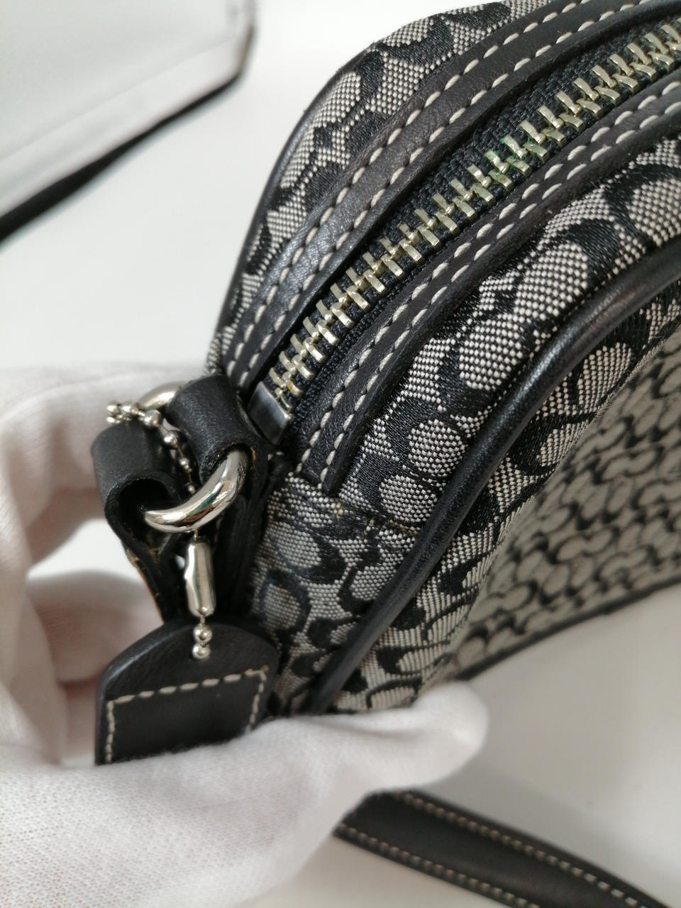 横の縫い目部分に黄ばみあり