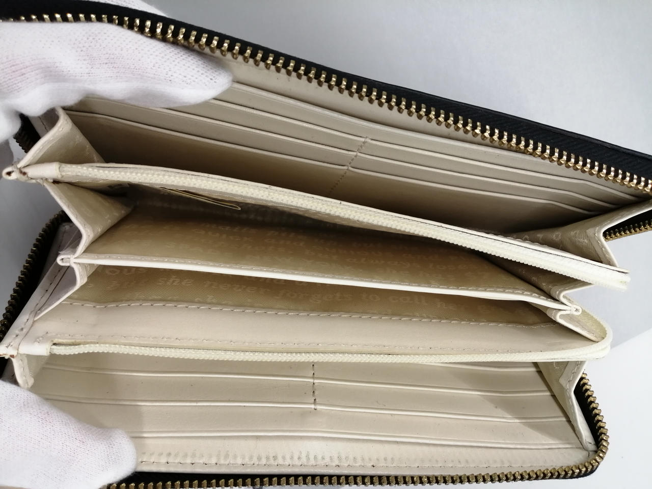 ガード入れや小銭入れがあります。