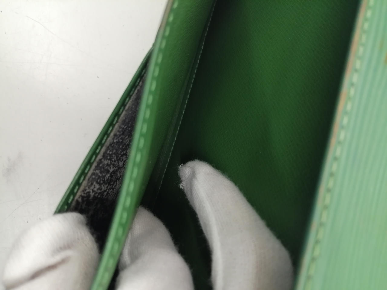 ポケット内側剥がれあり。