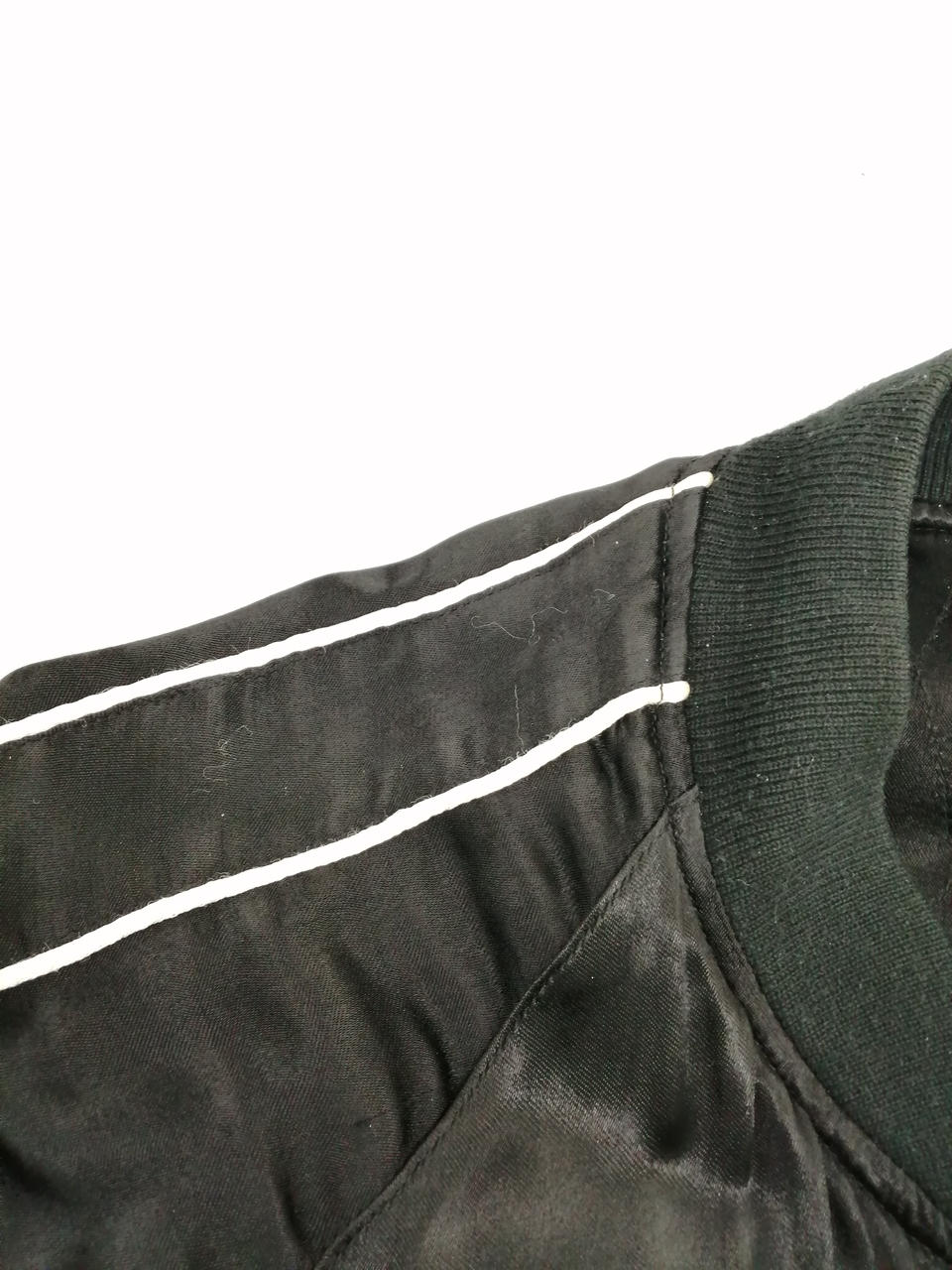 パイピングにシミ汚れあり