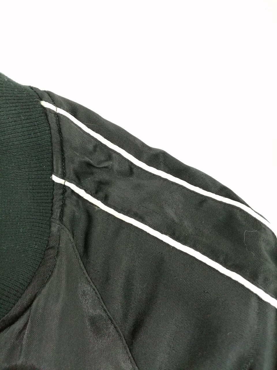 パイピングにシミ汚れあり