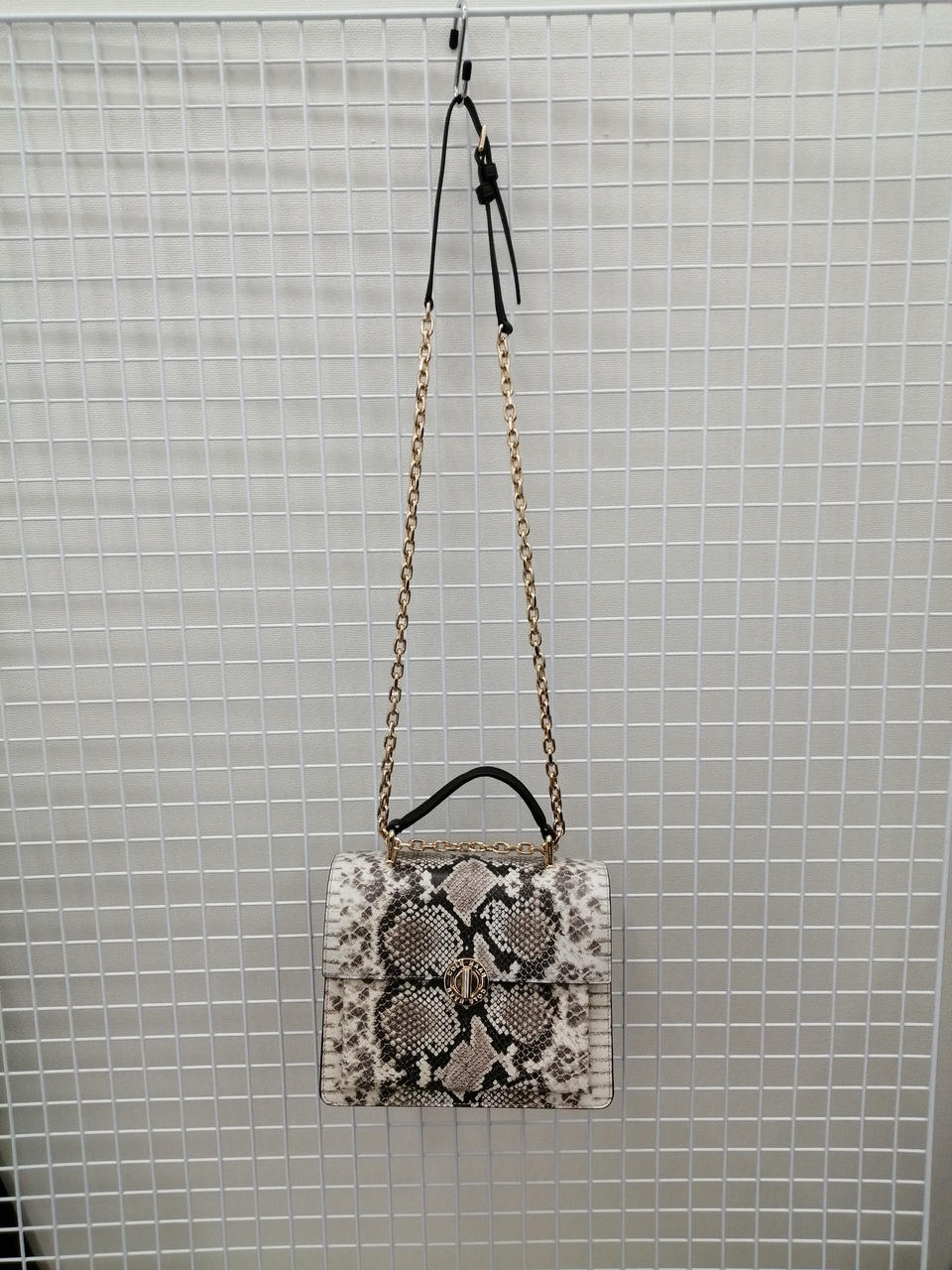 ショルダーヒモあります。