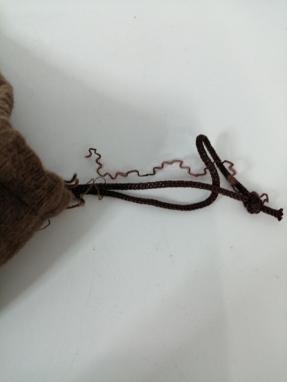 保存袋のヒモにほつれあります。